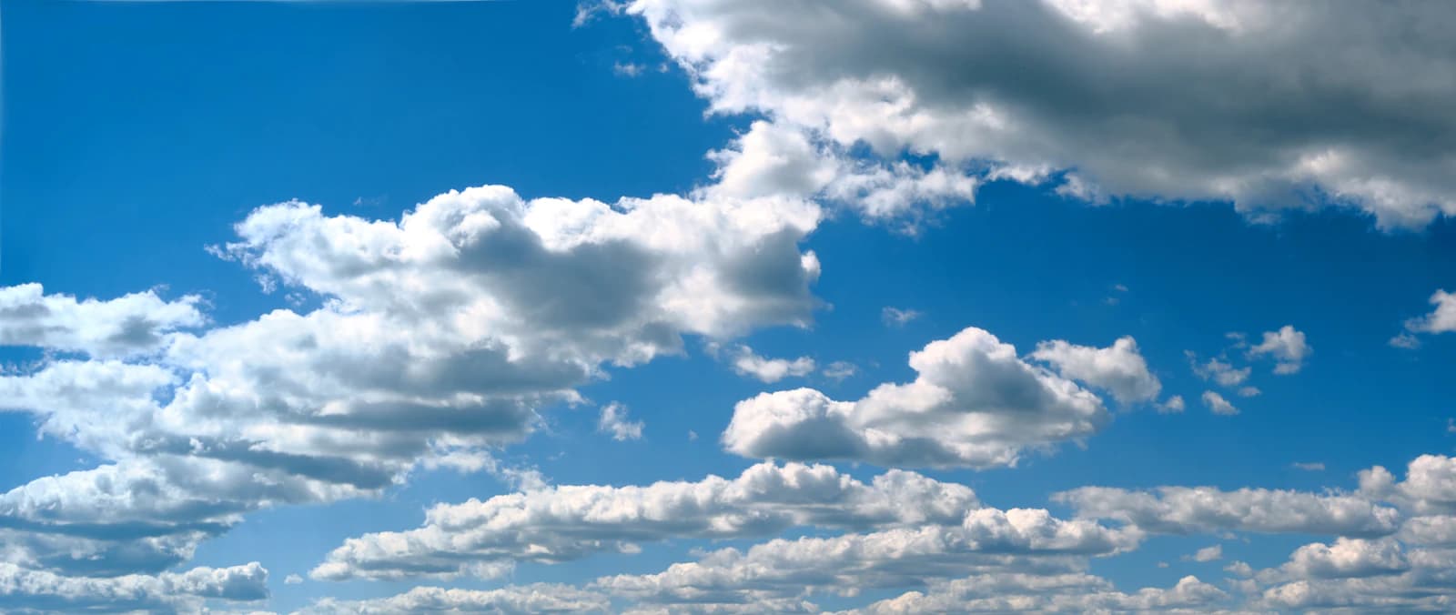 Amplio cielo azul con nubes blancas