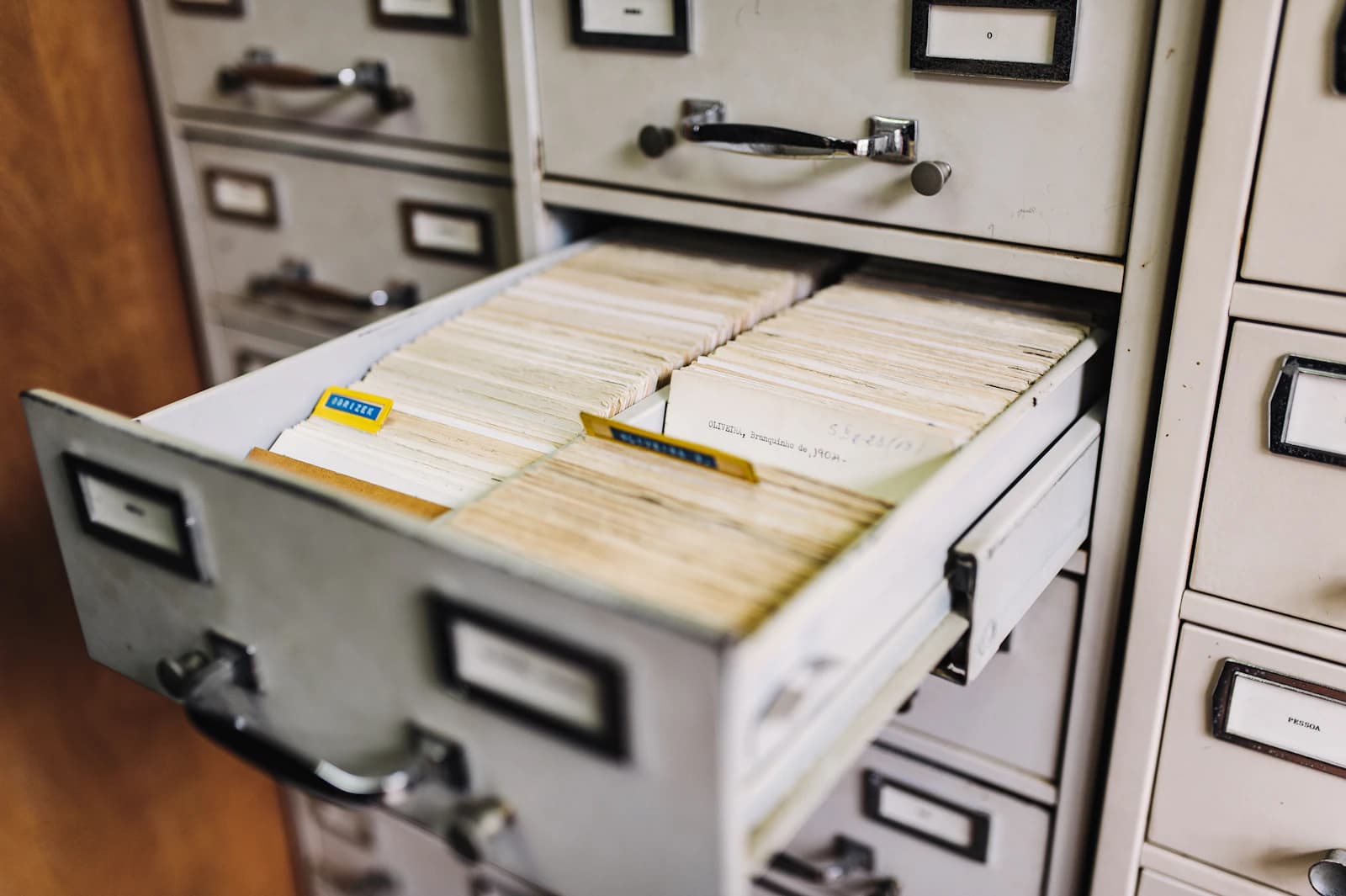 Antiguo fichero de tarjetas con un cajón abierto